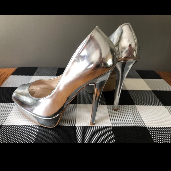 LeChateau Chrome Heels Size 6 - Picture 2 of 2